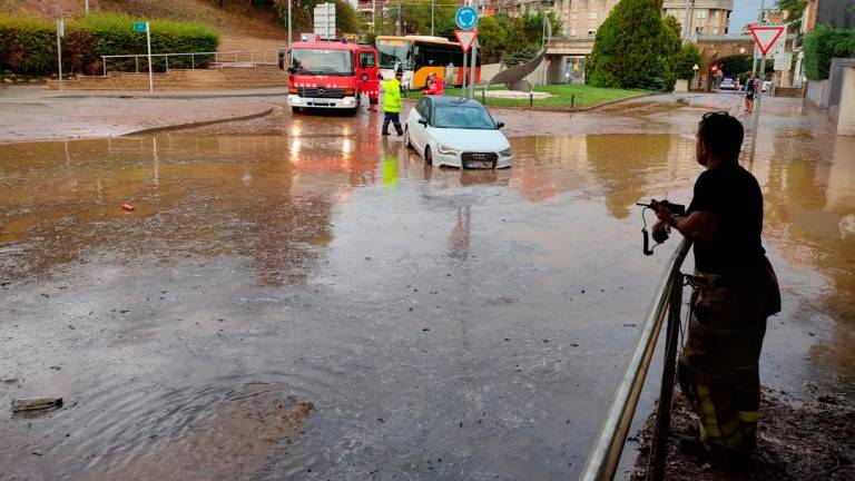 Imagen de un vehículo atrapado en Sant Cugat del Vallès tras inundarse una carretera. Foto: Ajuntament de Sant Cugat del Vallès