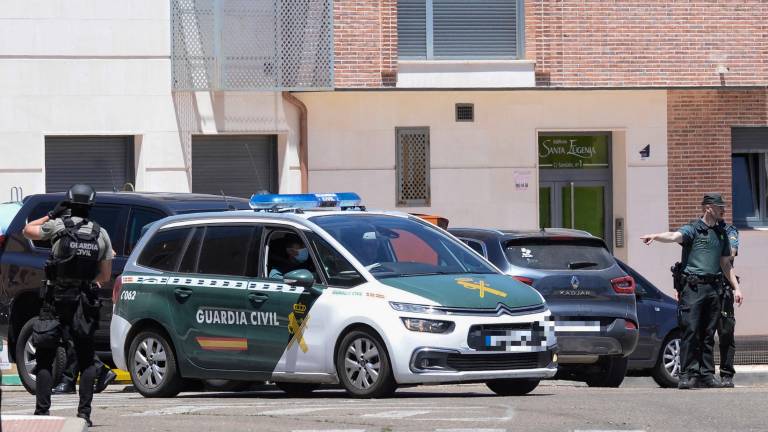 Testigos presenciales han explicado que han visto cómo el hombre estaba esperando a la víctima en el portal y, cuando ha llegado, le ha disparado. Foto: EFE