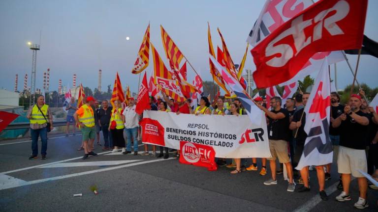 Manifestantes de Repsol en Tarragona. Foto: Cedida