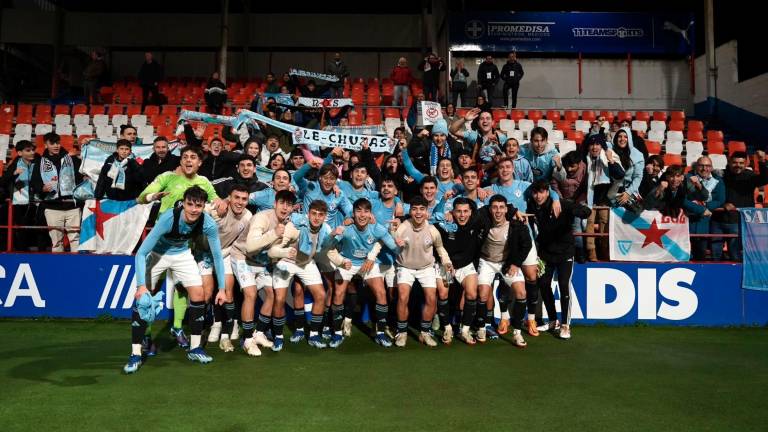 El Celta Fortuna celebró la victoria ante el Lugo con sus aficionados . FOTO: cantera celeste/Celta