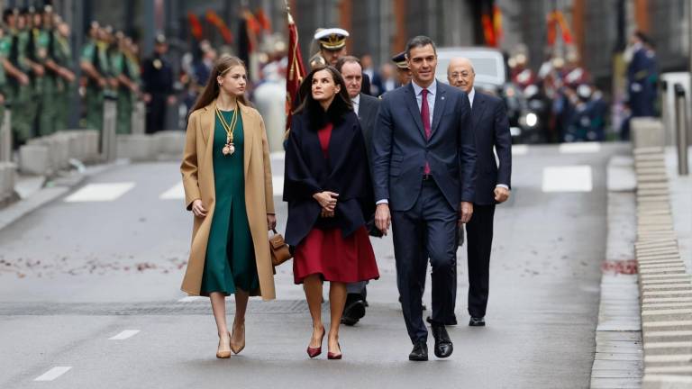 Imagen de los Reyes y la princesa Leonor entrando al Congreso junto a Pedro Sánchez. Foto: EFE