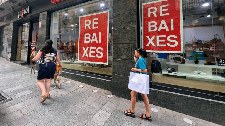 Las tiendas del centro de Reus lucen los carteles que indican ‘rebajas’ y la ‘rematada final’ para motivar a los clientes a aprovechar las oportunidades. Foto: Alfredo González