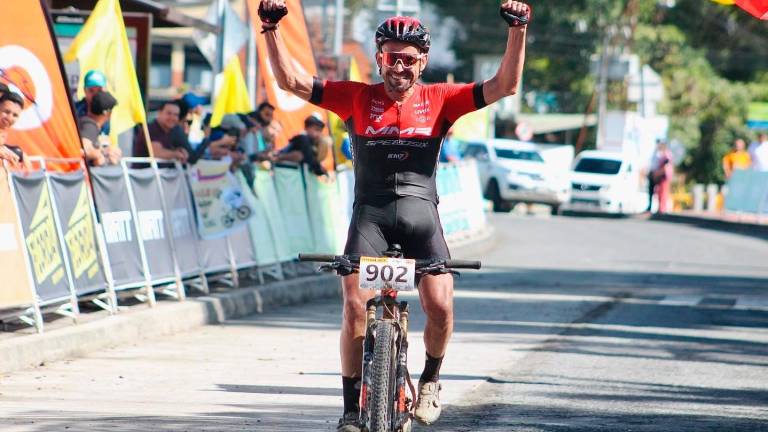 Josep Betalú celebra en la línea de meta el triunfo conseguido en la Leyenda del Dorado en Colombia. foto: cedida