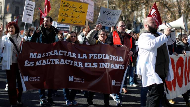 Médicos manifestándose en Barcelona. Foto: EFE
