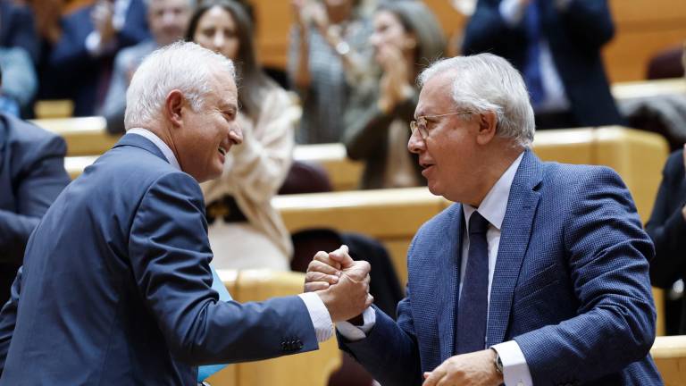 El senador del PP, Javier Arenas (d) conversa con su compañero de partido, Eloy Suárez tras su intervención en el pleno de la Cámara Alta que aprueba la reforma del reglamento de la Cámara promovida por la mayoría del PP que permitirá dilatar la entrada en vigor de la ley de Amnistía. Foto: EFE