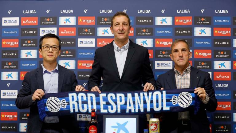 Luis Miguel Ramis, en el centro, posa junto con el CEO del Espanyol, Mao Ye Wu, y el director deportivo de la entidad, Fran Garagarza. Foto: RCD Espanyol