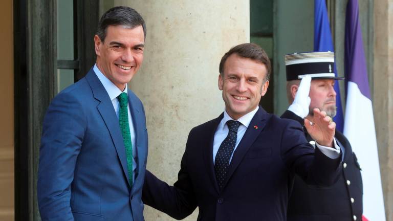 El presidente francés, Emmanuel Macron (d), da la bienvenida al presidente del Gobierno español, Pedro Sánchez (i), antes de una reunión sobre la guerra en Ucrania y la seguridad europea en el Palacio del Elíseo en París, Francia, el 17 de febrero de 2025. Foto: EFE