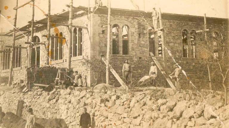 Imatge antiga de l’escola, presa l’any 1925 i on es pot veure l’edifici original que encara es conserva actualment. foto: cedida