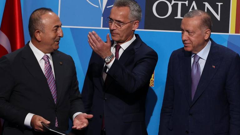 El secretario general de la OTAN, Jens Stoltenberg (c), junto al ministro de exteriores de Turquía, Mevlüt Çavusoglu (i), y el presidente Recep Tayyip Erdogan (d), tras la firma de un acuerdo para desbloquear el veto turco al acceso de Finlandia y Suecia a la OTAN. Foto: Efe