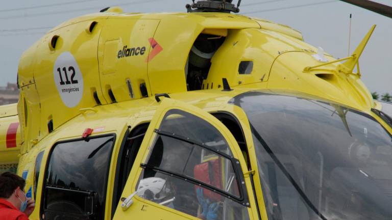El helicóptero del SEM ha trasladado al herido al hospital. Foto: Àngel Juanpere