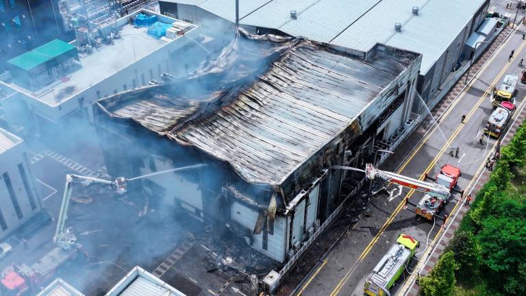 El fuego se inició el lunes en la planta de la empresa Aricell en Hwaseong. Foto: EFE