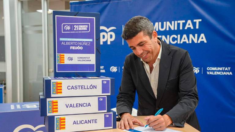 Mazón, firmando el aval de apoyo a Feijóo. Foto: EFE