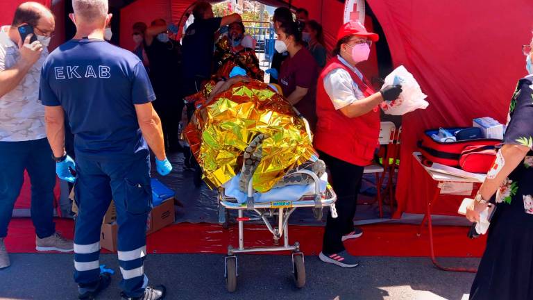 Hasta el momento han podido ser rescatados con vida 106 migrantes. Foto: EFE