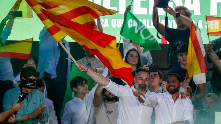 El presidente de Vox, Santiago Abascal, junto al candidato a la Generalitat, Ignacio Garriga. Foto: EFE