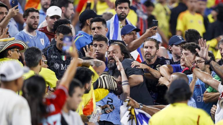 Pelea entre aficionados y jugadores tras el partido de este miércoles. Foto: EFE