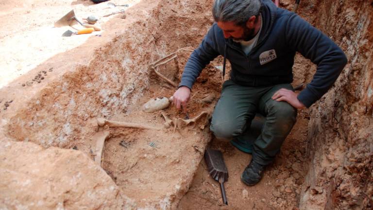 $!Los arqueólogos han trabajado en esta fosa, que se estima haya más cuerpos enterrados. FOTO: Generalitat