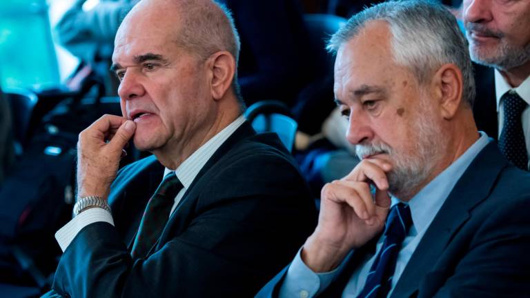 Los dos expresidentes andaluces. FOTO: EFE