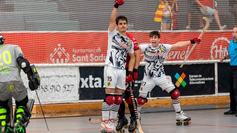 Marc Julià celebra un gol con Carles Casas. Foto: Juanjo Viña