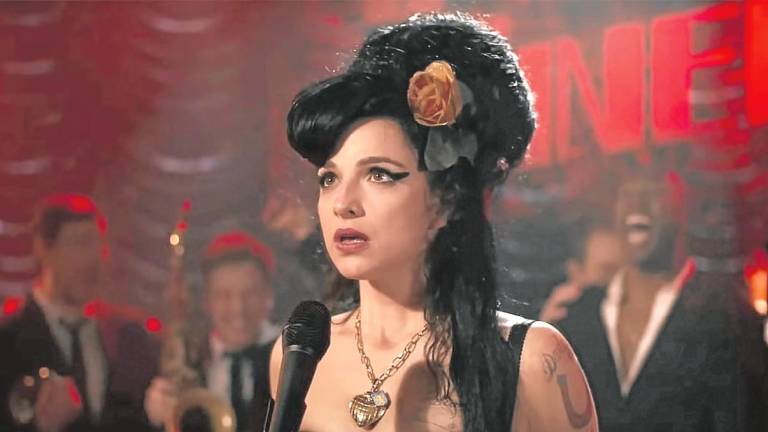 La actriz Marisa Abela se mete en la piel de Amy Winehouse en este filme sobre su vida. Foto: Focus Features