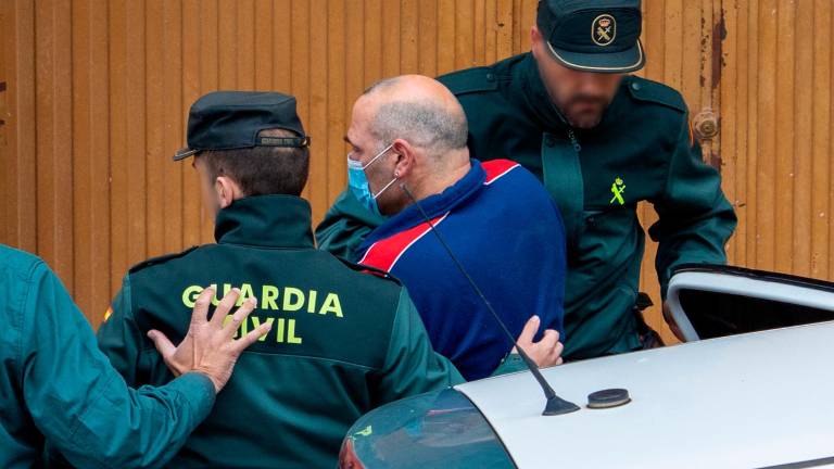 Imagen de archivo de un detenido por la Guardia Civi. Foto: EFE