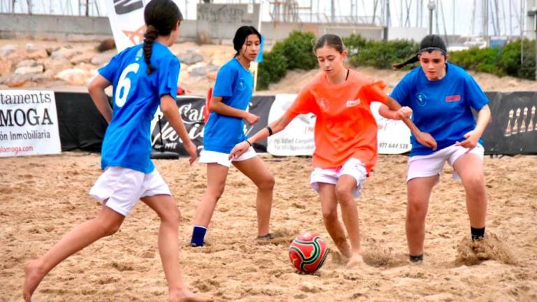 $!Imagen del partido femenino amistoso que se disputó durante la Llorenç Beach Soccer Cup 24. Foto: Enzo10