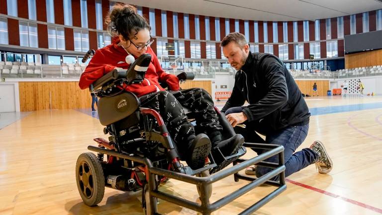 Preparación de la silla de ruedas antes del entrenamiento. Foto: M. Bosch