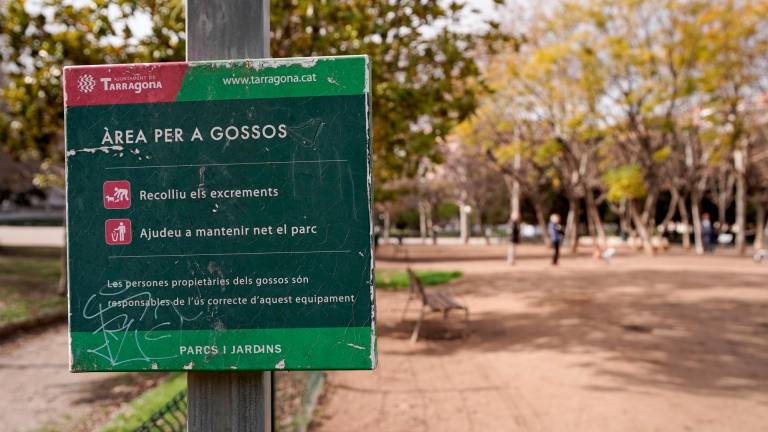 Uno de los carteles situados en el pipicán del Parc de la Ciutat; algunos son objeto de vandalismo y de pintadas. Foto: Marc Bosch