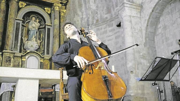 Pau Codina, al violonchelo, en su concierto en Horta de Sant Joan. FOTO: FRANK HUBNER