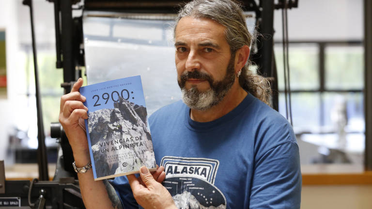 Juan Luis Benítez, con su libro. FOTO: Pere Ferré