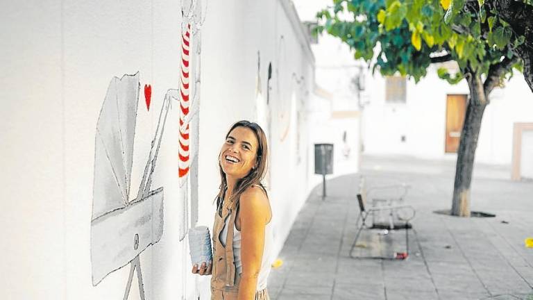 Laia pintando el mural de la Plaça de l’Escorxador de Torredembarra. foto: @aranfotografia_