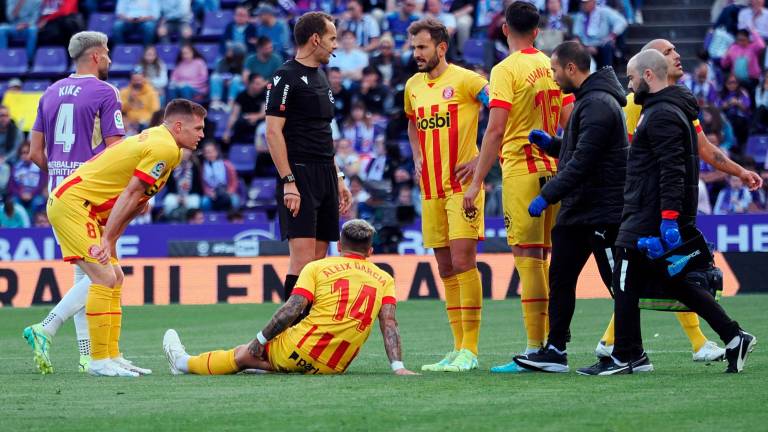 Aleix García (14) tendido en el suelo tras lesionarse ante el Valladolid. Foto: EFE