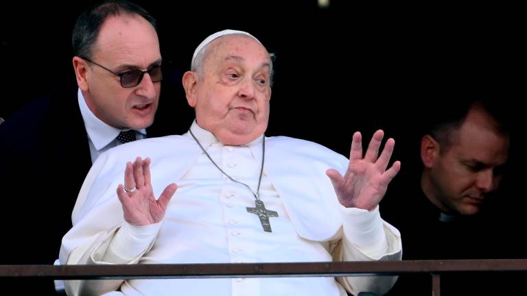El Papa, desde el balcón del hospital. Foto: EFE