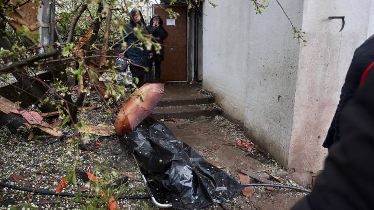 El cadáver de la persona que ha fallecido a causa del misil que ha caído en Kupiansk. Foto: EFE
