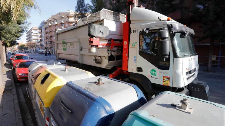 Una camión de la basura, en la avenida Vidal i Barraquer en una imagen de archivo. Foto: Pere Ferré/DT