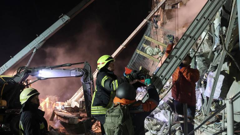 Buscan a 26 personas bajo los escombros de Dnipró y aumentan los heridos a 73