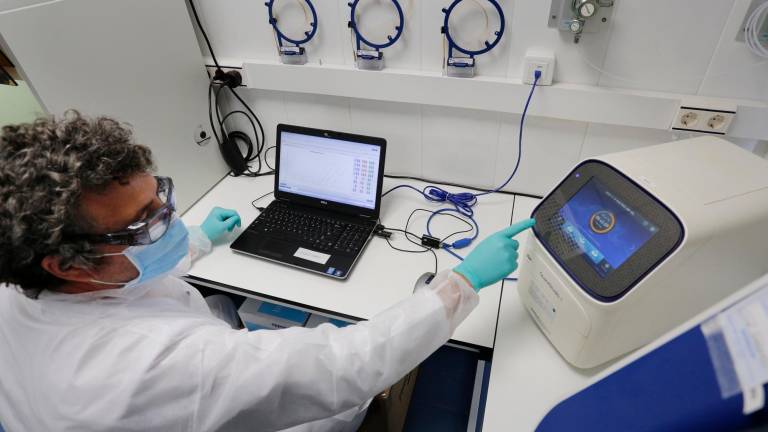 Realización de PCR para medir la presencia del SARS-CoV-2 en el agua, en los laboratorios de la Empresa Municipal Mixta d’Aigües de Tarragona, Ematsa, durante el primer año de la pandemia. foto: pere ferré