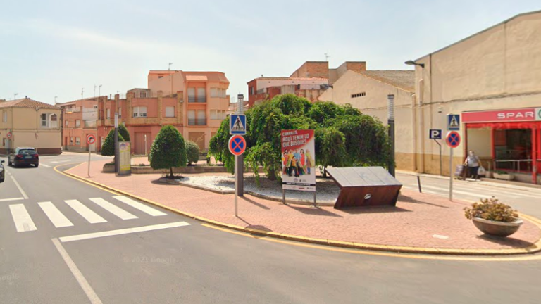 La plaça on està ubicada la sucursal de Caixabank. Foto: Google Maps