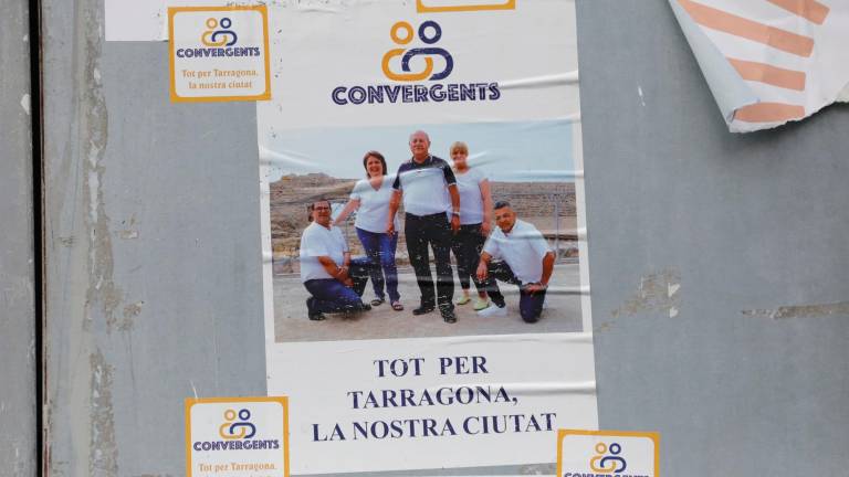 El ‘dinámico’ cartel de Covergents en Tarragona. FOTO: PERE FERRÉ