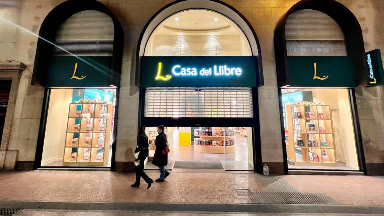 Vista de l’aparador de Casa del Libro, al raval de Santa Anna. Foto: A.G.