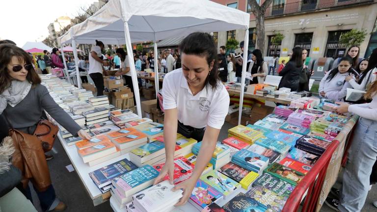 Las paradas de libros volverán a llenar las calles de Catalunya. Foto: Pere Ferré