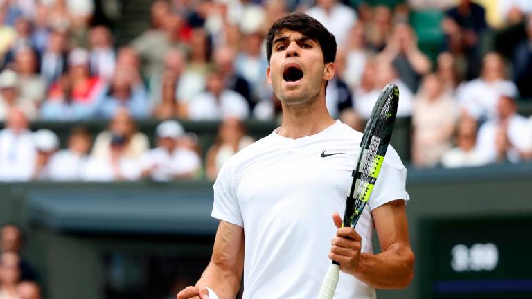 Carlos Alcaraz celebra uno de los puntos en la final de Wimbledon.