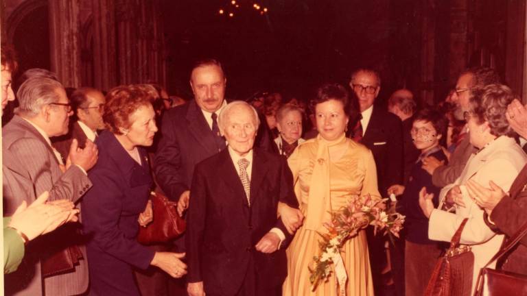 $!Olga Xirinacs del braç amb Joan Miró, a la commemoració dels Jocs Florals, al Saló de Cent, l’any 1978. Foto: cedida