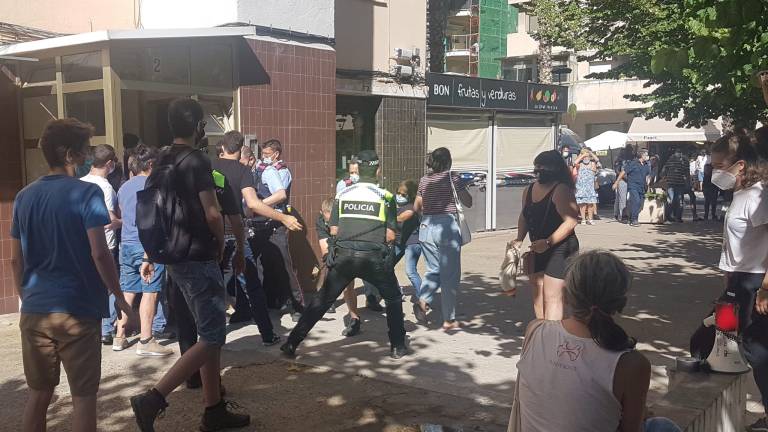 Mossos y policía local desalojaron a los manifestantes que bloqueaban el portal. FOTO: A. Gómez