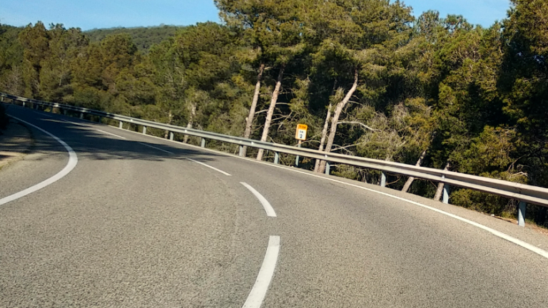 El sospechoso fue detenido en la carretera que va de Alcover a Mont-ral, la TV-7041. Foto: Àngel Juanpere