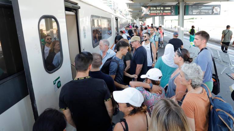 Usuarios en la estación de Tarragona. Foto: Pere Ferré