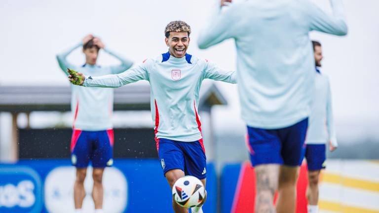 El delantero de la selección española Lamine Yamal (c) durante el entrenamiento de este jueves en Donaueschingen (Alemania), en la víspera de su encuentro de cuartos de final de la Eurocopa 2024 ante Alemania. Foto: EFE