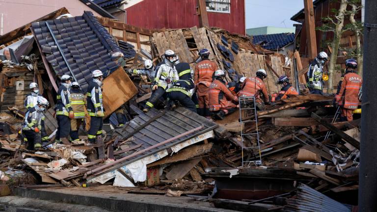 Servicios de emergencias trabajando tras el terremoto de Japón. Foto: EFE