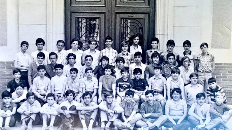 Els alumnes que s’han retrobat 50 anys enrere, a la porta del centre educatiu. Foto: cedida