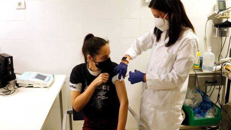 Una mujer se vacuna contra la covid