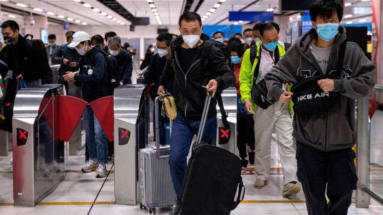 Gente con mascarilla en Hong Kong. Foto: EFE